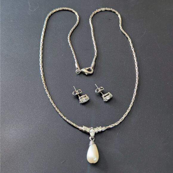 Vintage Avon Pearl & Crystal Necklace + Earring Set - Picture 4 of 4